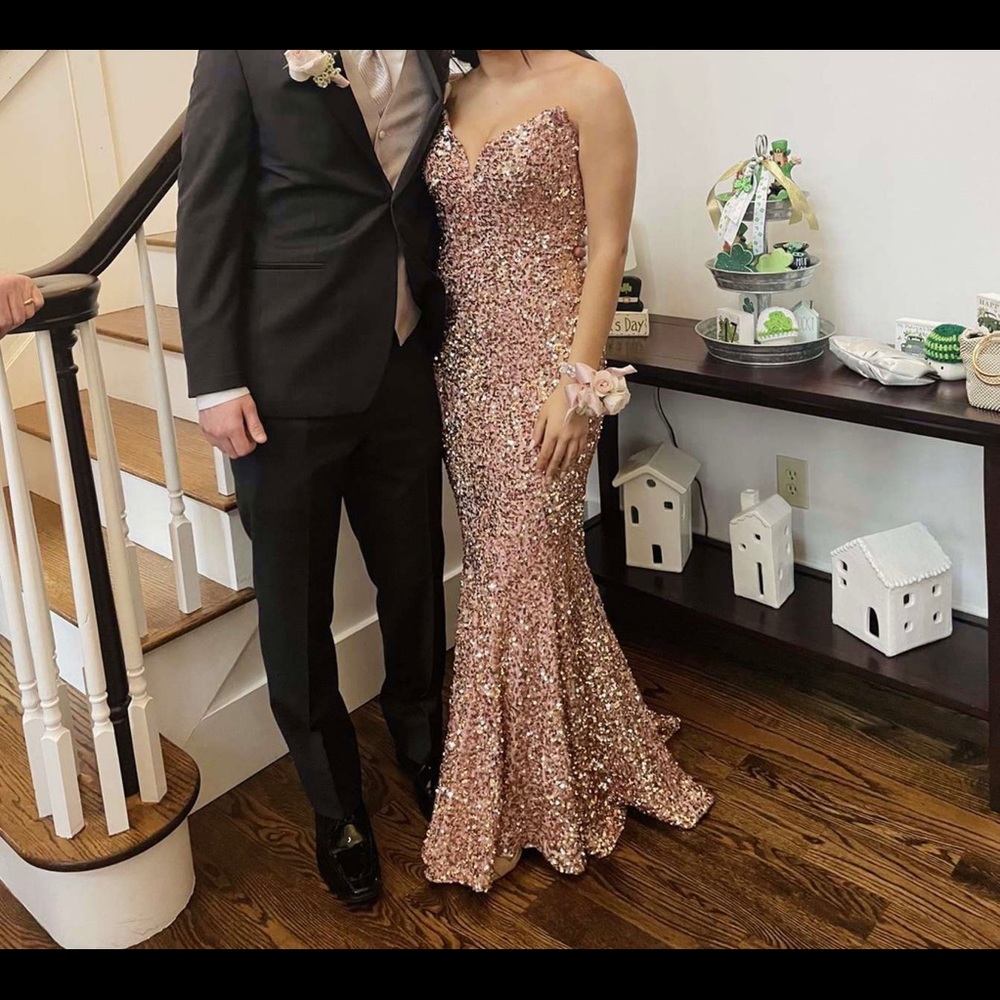 Gorgeous rose gold sequins gown.